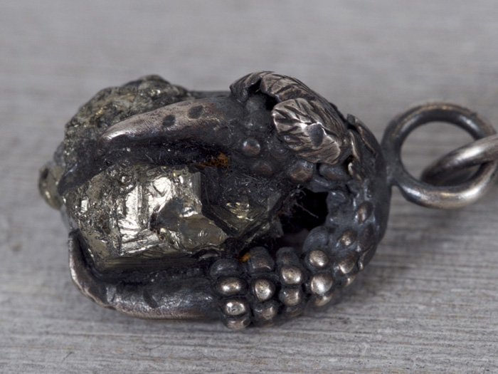 SILVER CLAW PIRITY STONE NECKLACE